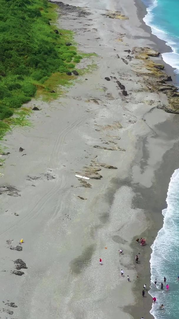 台湾海边沙滩高山航拍视频的预览图