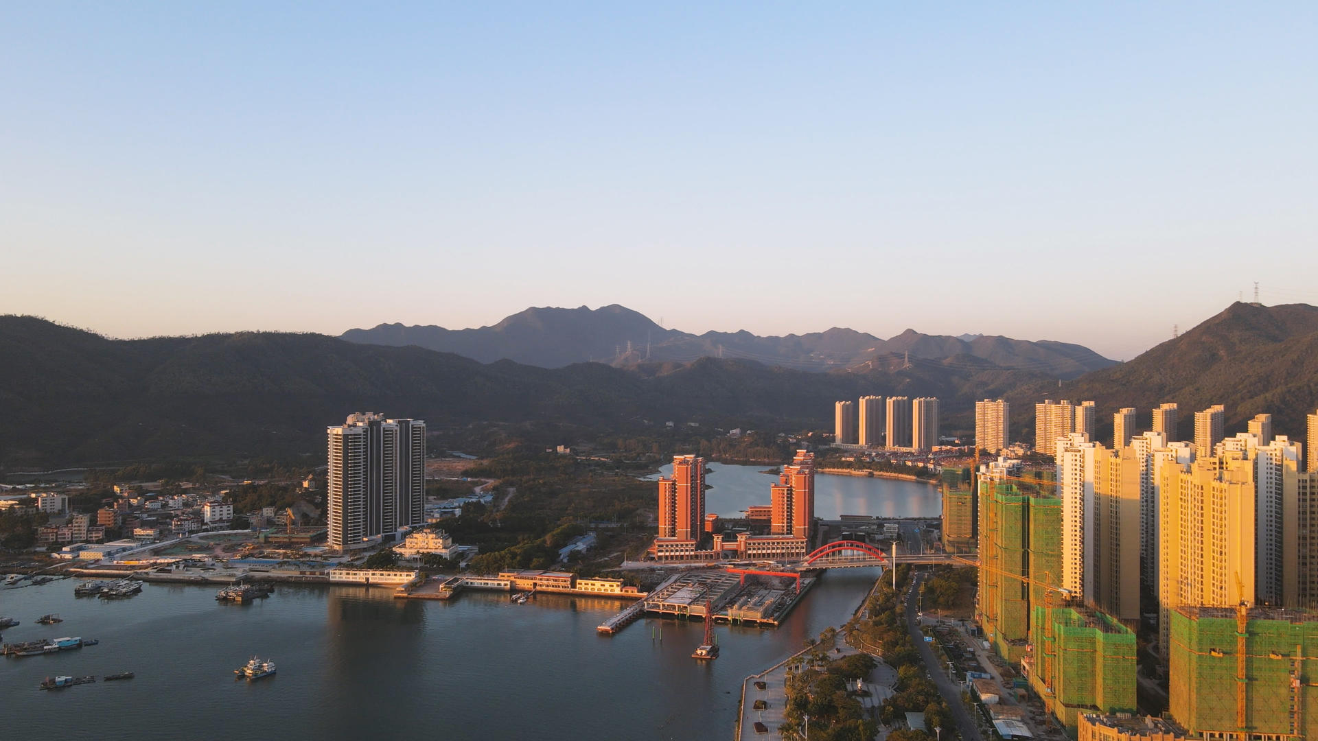 航拍广东惠州在建设中的房地产住宅海景房4k城市素材视频的预览图