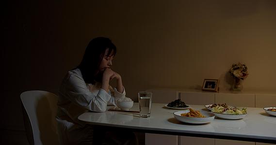 独居女性在家一个人吃晚饭视频的预览图