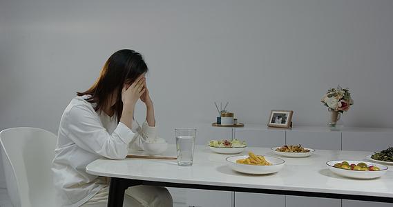 独居女性一个人在家吃饭视频的预览图