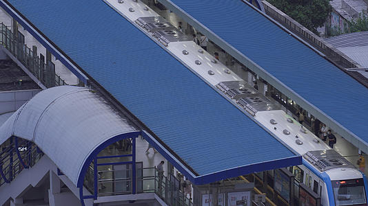 航拍延时摄影城市轨道交通轻轨车站站台街景4k素材视频的预览图