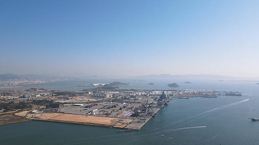 航拍广东惠州港物流运输商务码头4k素材视频的预览图