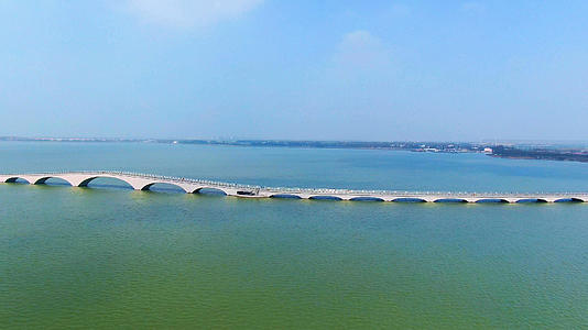 航拍上海最大淡水湖泊彩虹桥视频的预览图