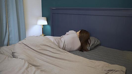 4K年轻女性卧室睡觉翻身视频的预览图