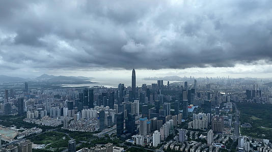 4K航拍右侧雨季深圳平安金融中心大厦视频的预览图