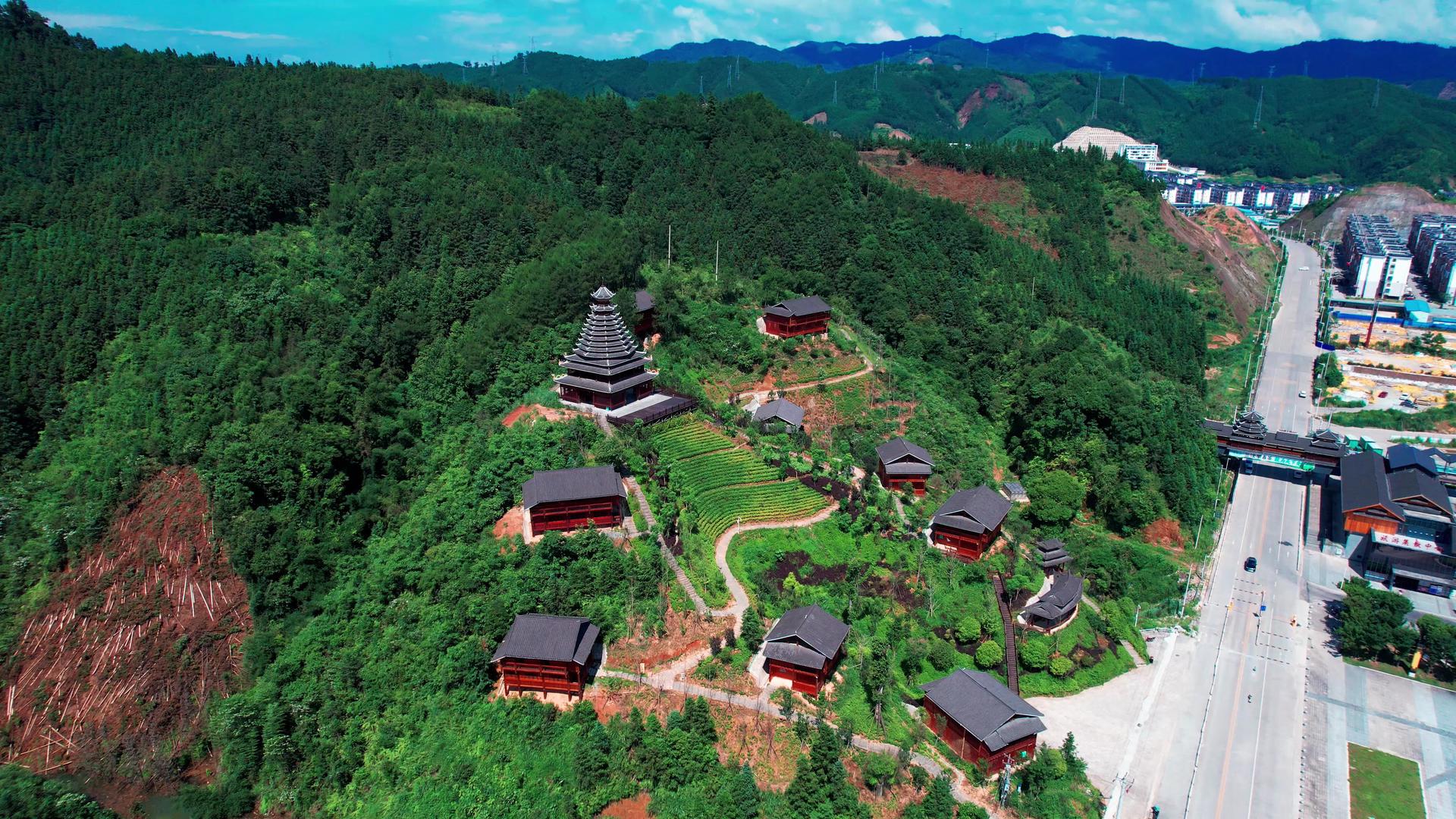 山上的侗族寨子广西三江少数民族风光航拍视频的预览图