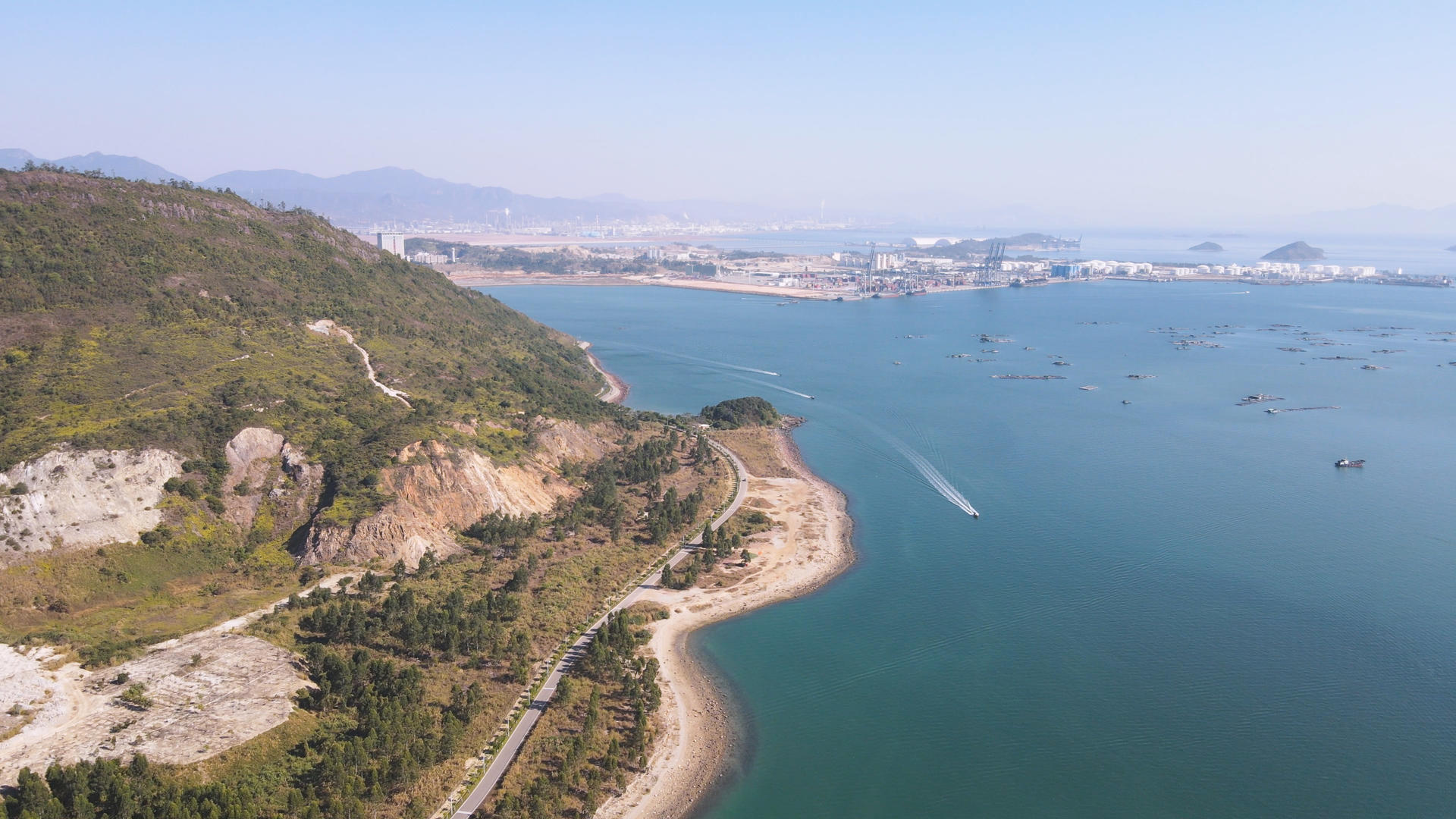 航拍城市风光蓝色海洋自然旅游4k海景素材视频的预览图