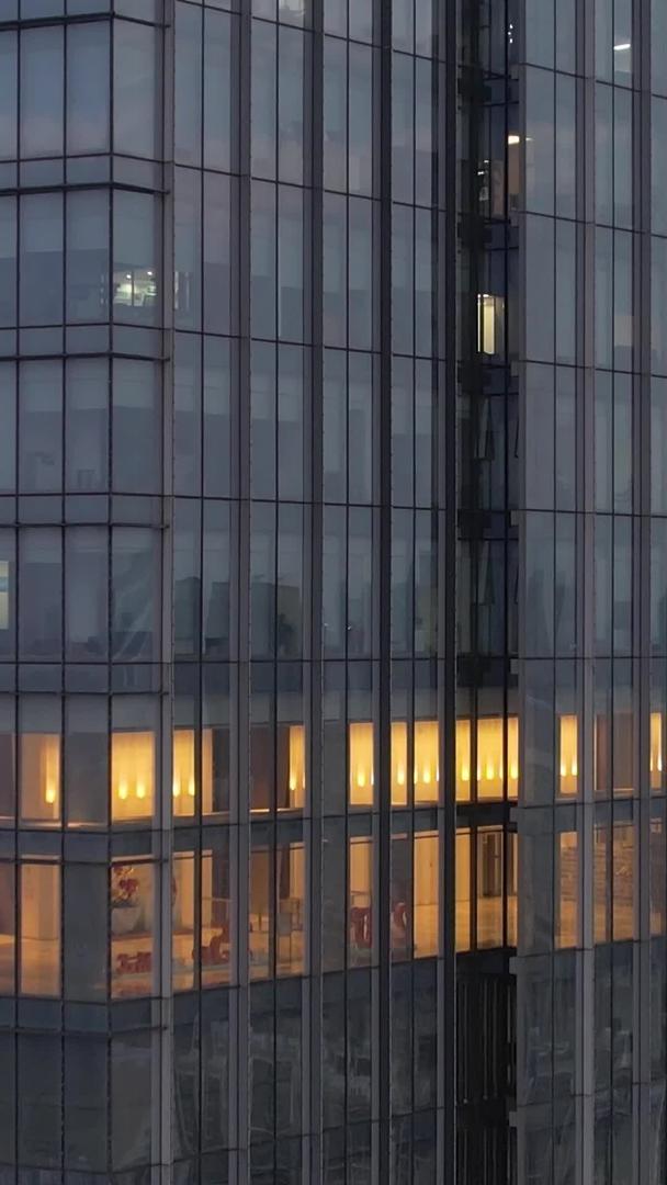 航拍城市金融业写字楼办公室天际线商务建筑夜间加班照明材料视频的预览图