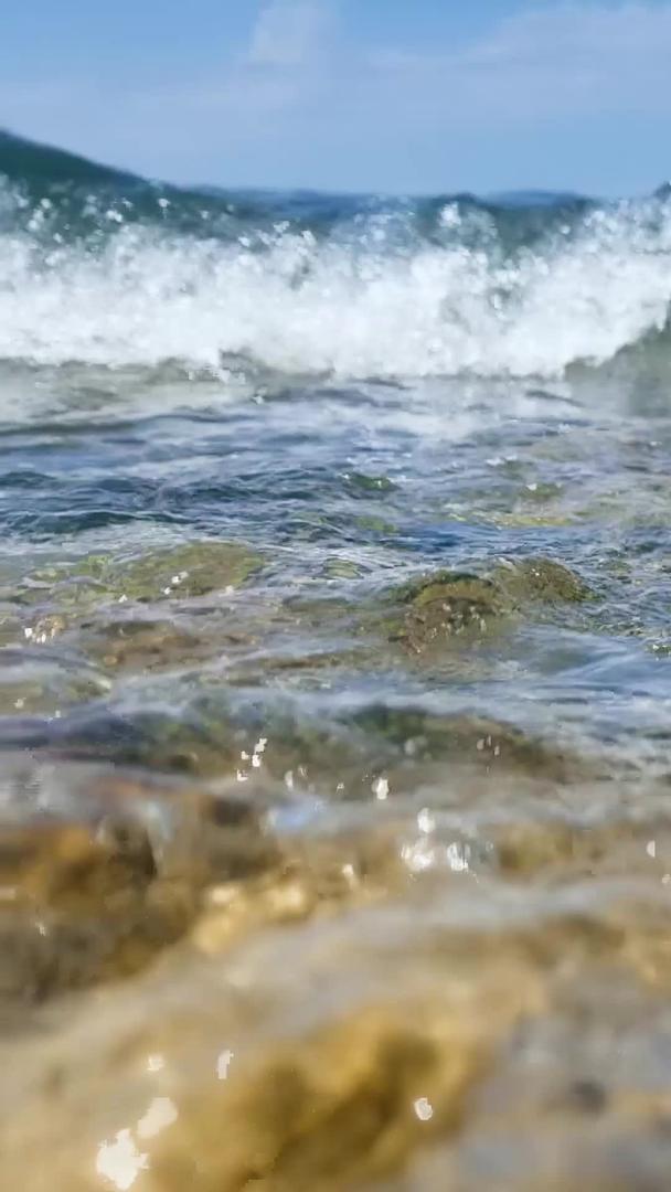 低角度拍摄海浪袭来视频的预览图