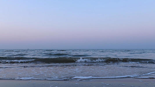 水平线的夕阳海边视频的预览图