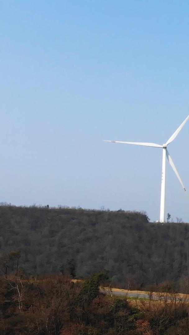 湖南长沙网红神仙岭蓝天下风力发电风车风力发电风车视频的预览图