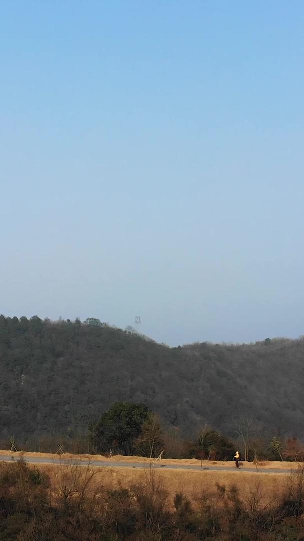 湖南长沙网红神仙岭蓝天下风力发电风车风力发电风车视频的预览图