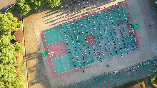 航拍城市学校校园操场上学生课间操运动锻炼4k素材视频的预览图
