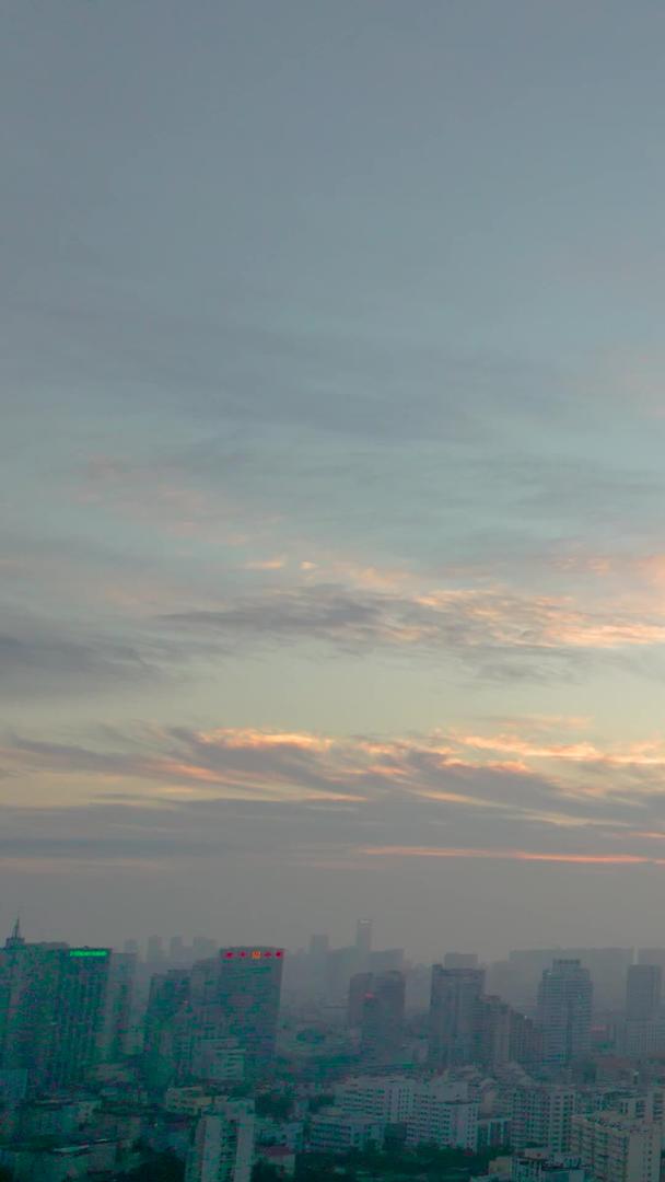 在青岛夕阳中航拍城市和天空视频的预览图