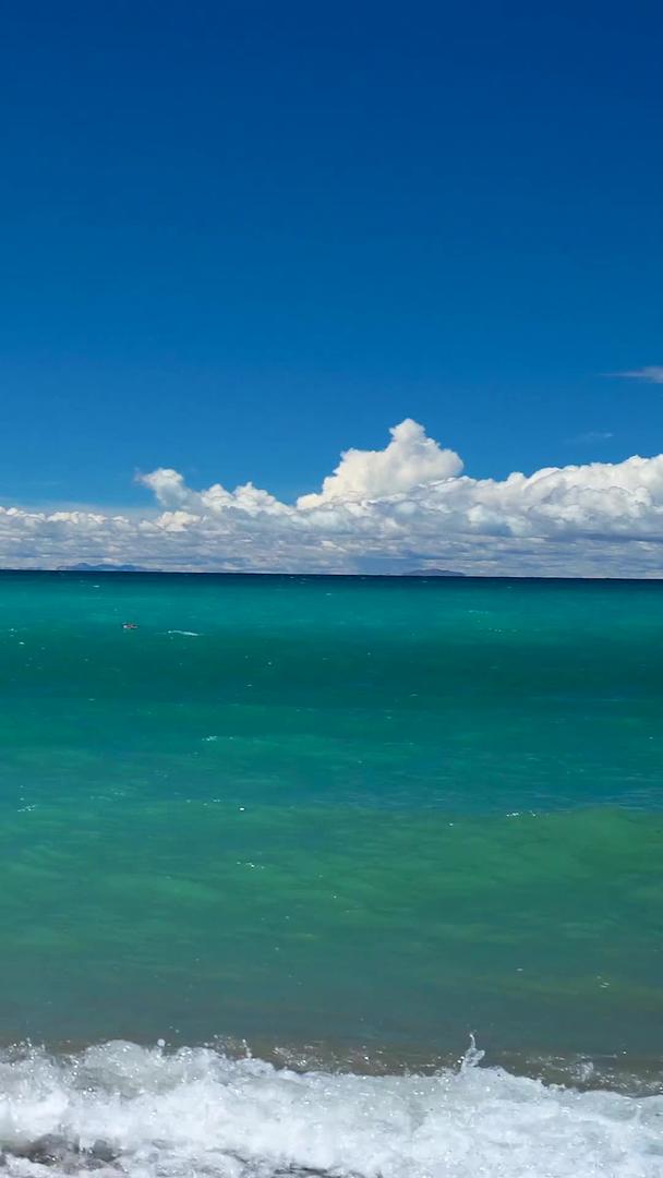 纳木错圣湖碧绿湖海浪冲击海浪视频的预览图