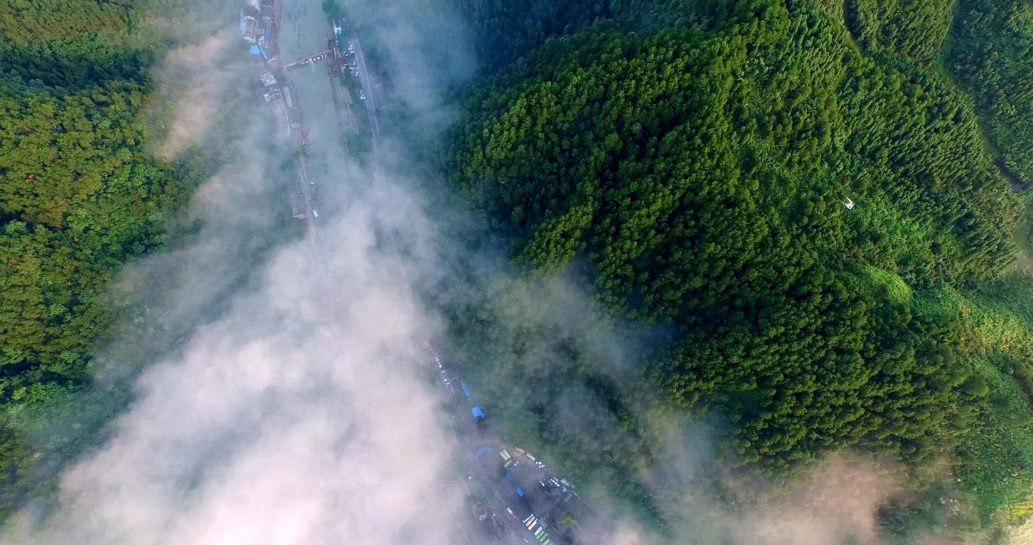 清晨云海下的凤凰古城视频的预览图