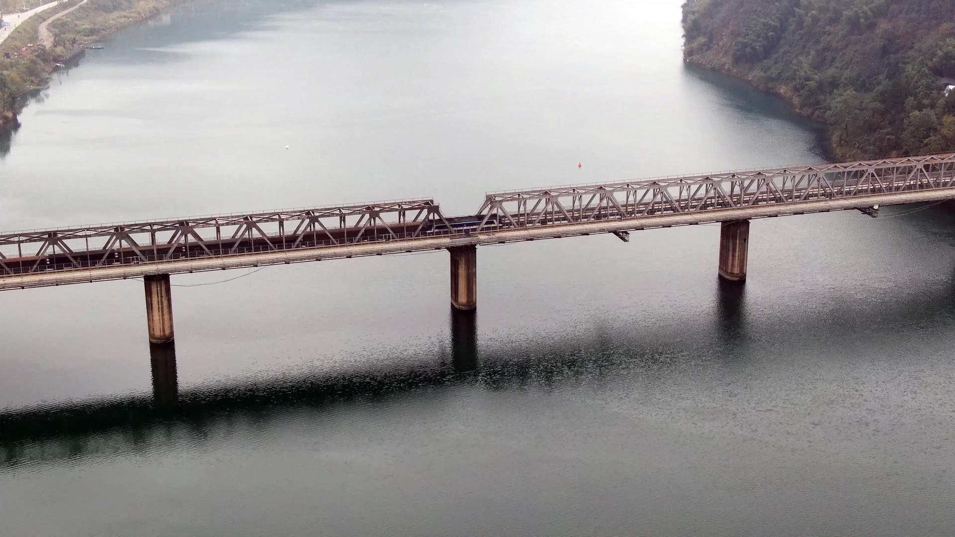 4K航拍跨河火车大桥视频的预览图