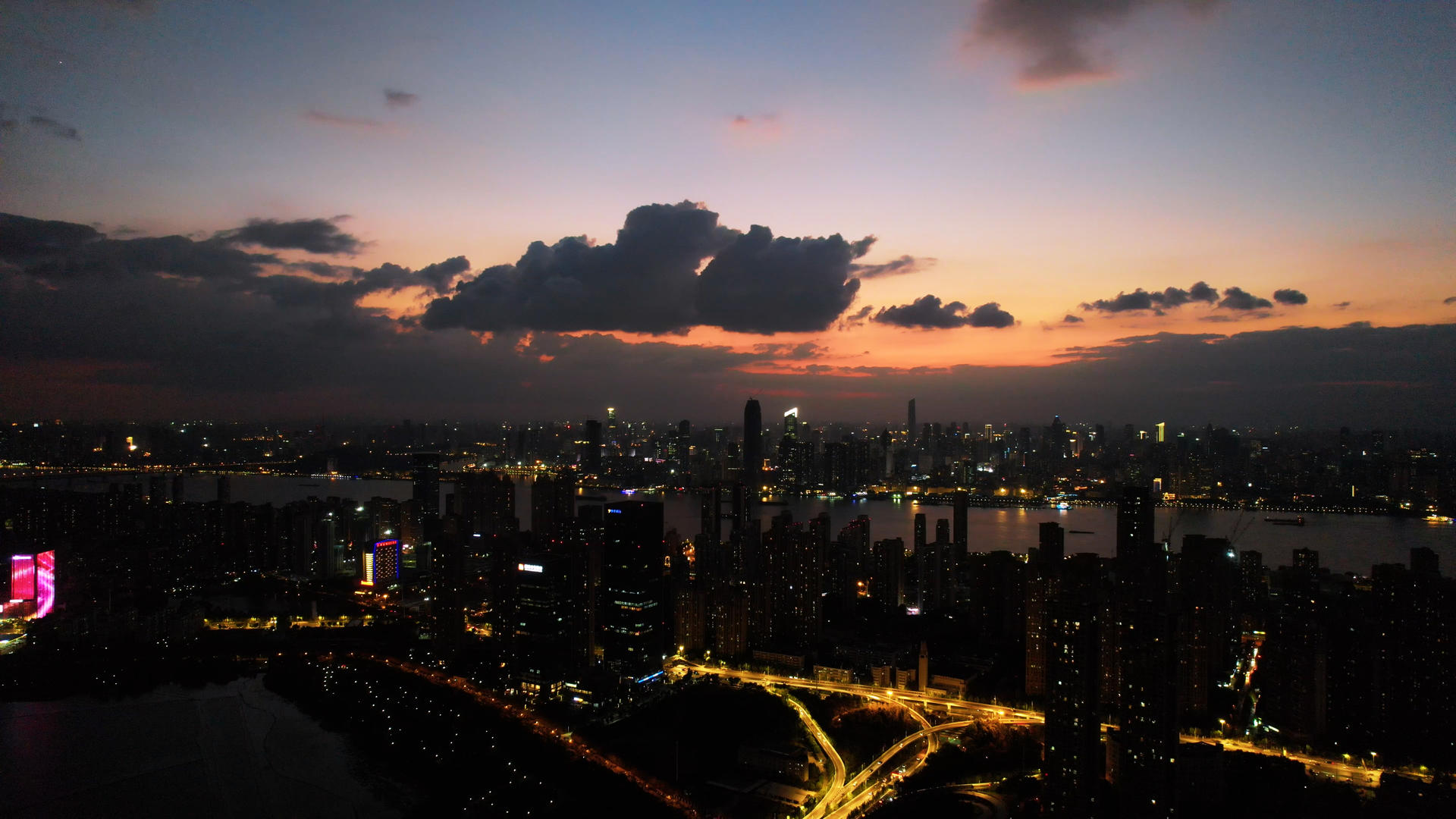 航拍城市夜景天空夕阳晚霞落日天际线地标高楼群4k素材视频的预览图