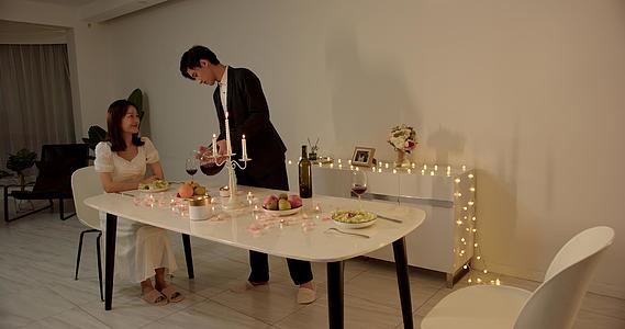 年轻情侣居家享受烛光晚餐视频的预览图