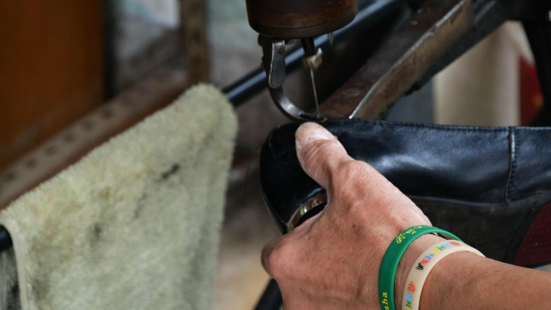 4K修鞋匠老工匠传统手艺人怀旧老物件视频的预览图