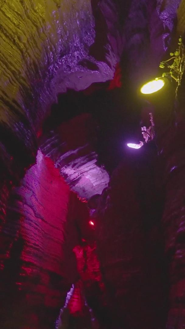 湖北省恩施利川世界第二大天然洞穴5A级旅游景区腾龙洞内奇石崎岖道路材料视频的预览图