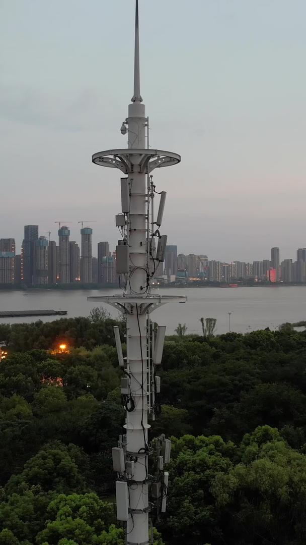 天空街道夜景5G信号接收器信号塔数码科技材料塔航拍城市街道乌云密布视频的预览图