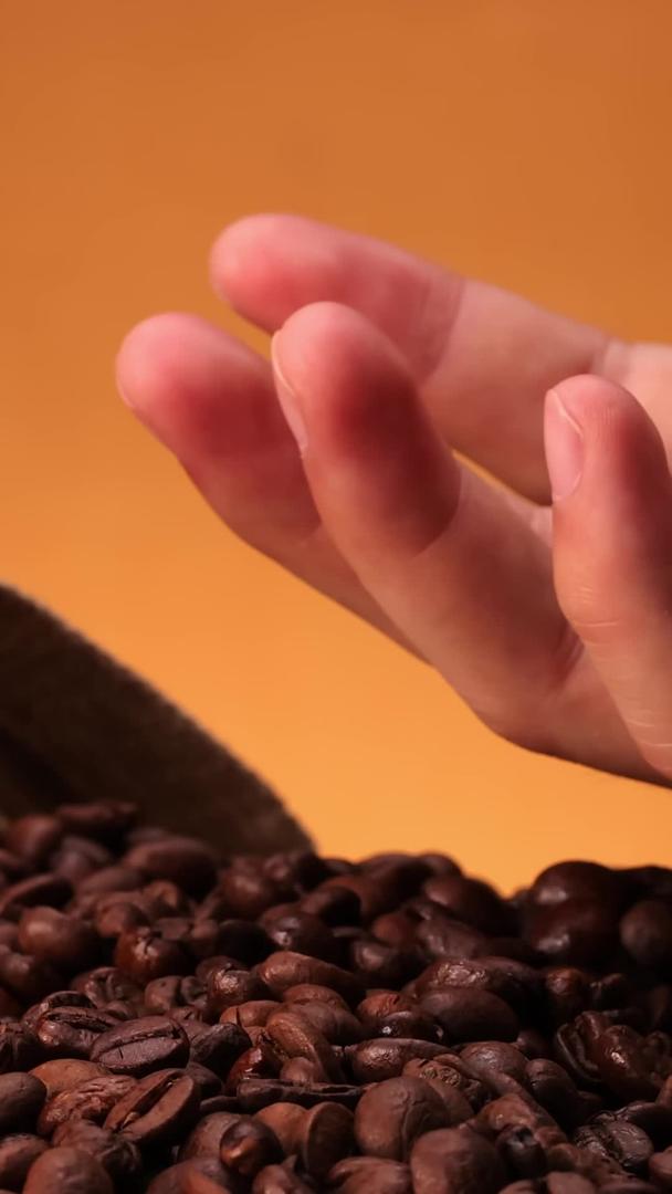 咖啡豆从指尖滑落视频的预览图
