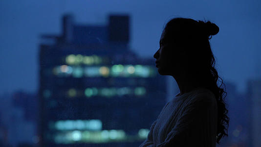 4k夜晚女生靠在窗边想心事视频的预览图