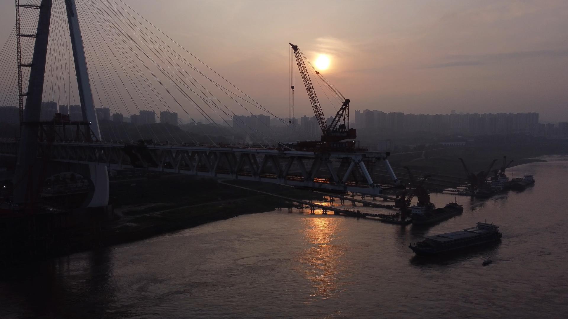 航拍重庆黄昏建设桥梁素材视频的预览图