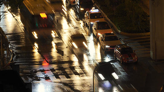 城市暴雨天气道路交通夜景汽车车流4k素材视频的预览图