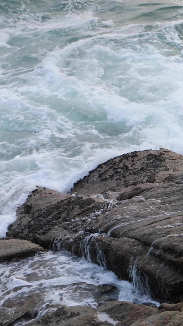 海浪击石视频的预览图