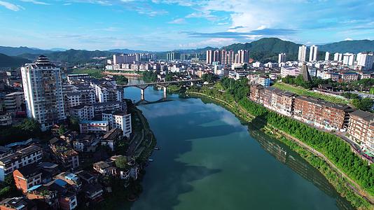 广西三江侗族县城建筑及寻江风光视频的预览图