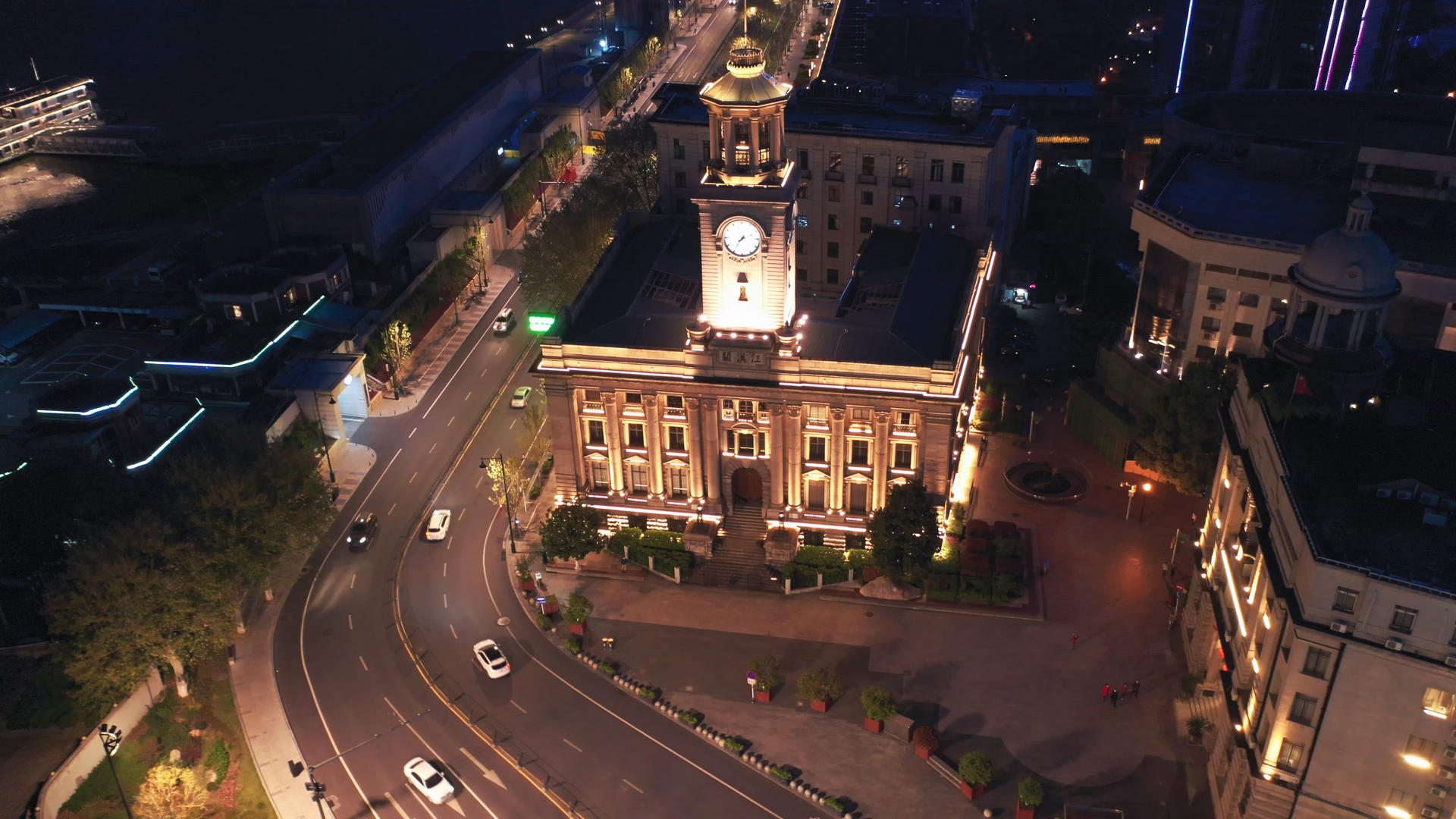 航拍风光城市武汉地标江汉关钟楼夜景灯光4k素材视频的预览图