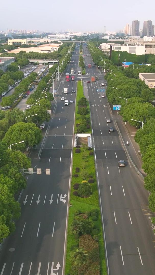 高速公路交通视频的预览图