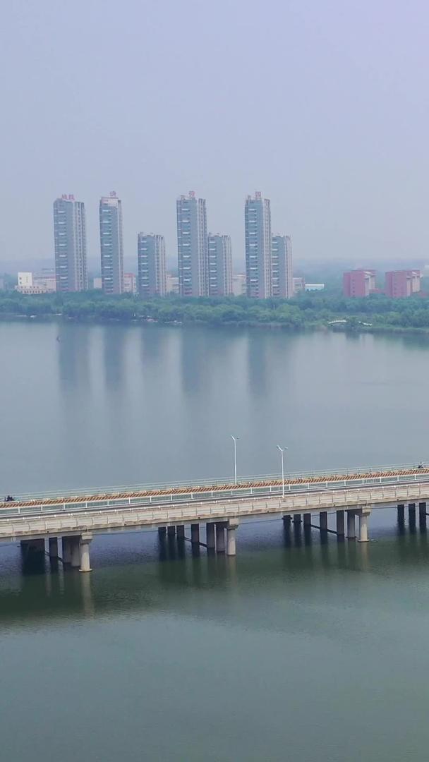 城市交通湖上的大桥航拍视频视频的预览图