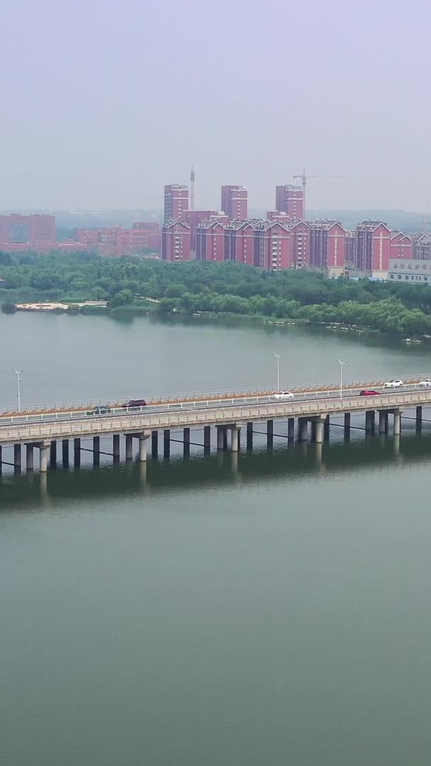城市交通湖上的大桥航拍视频视频的预览图