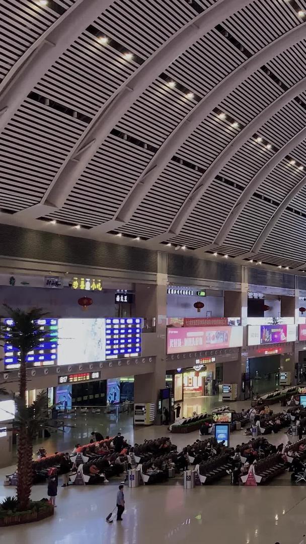 沈阳火车站候车大厅实拍视频视频的预览图