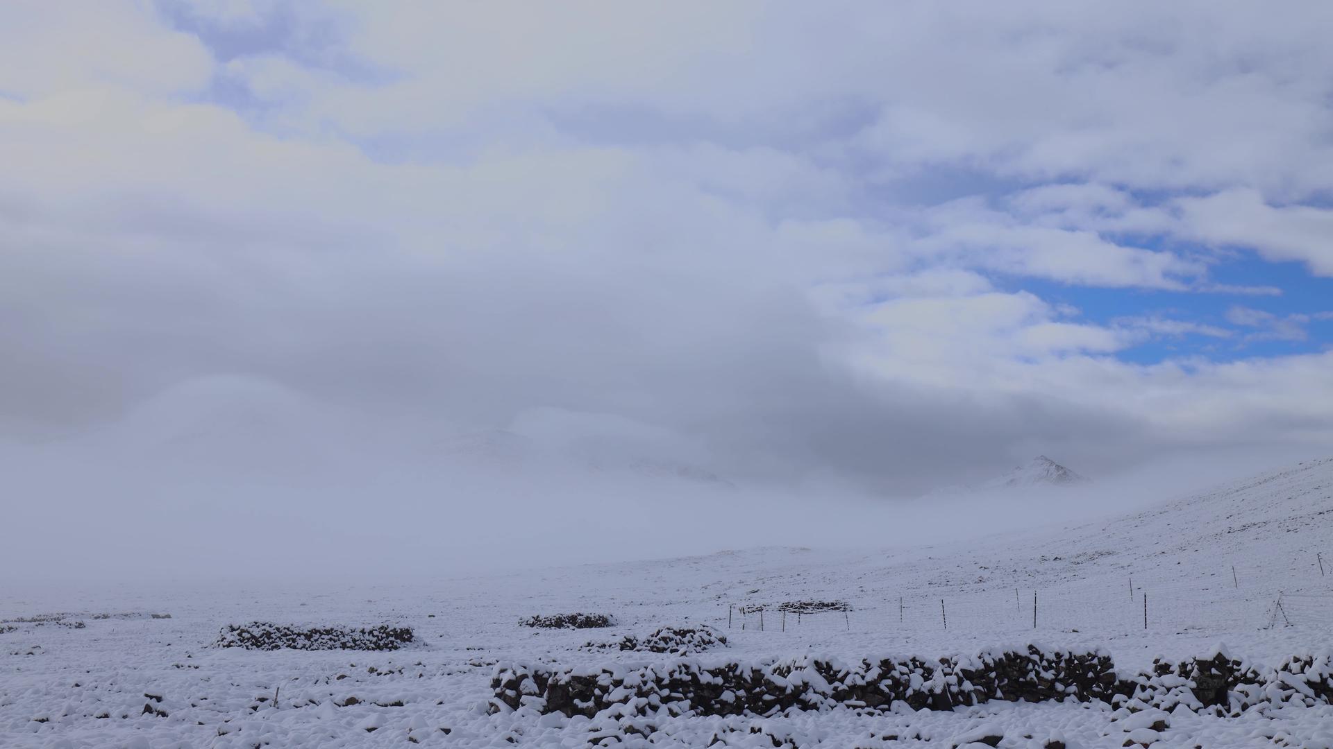西藏被白雪覆盖的山顶延时视频视频的预览图