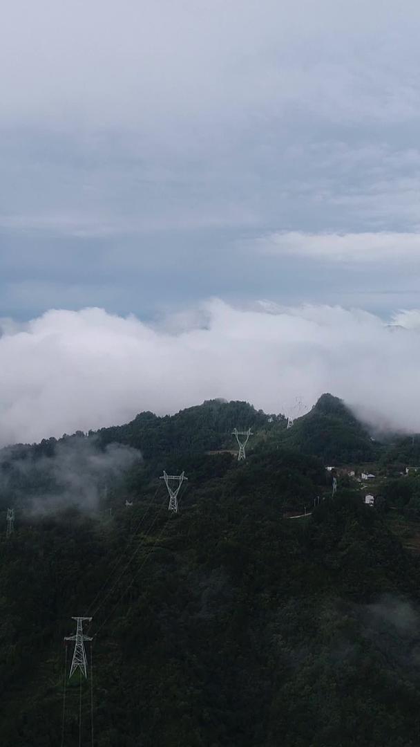 三峡大坝输送电力云海航拍视频的预览图