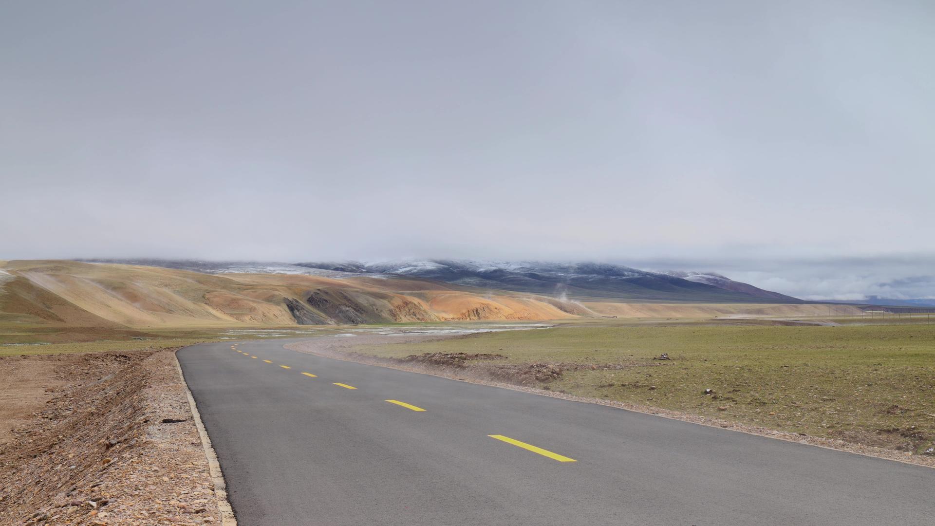 西藏雪山公路延时视频视频的预览图