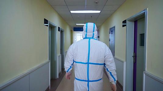 4K实拍医院医护人员在走廊行走视频素材视频的预览图