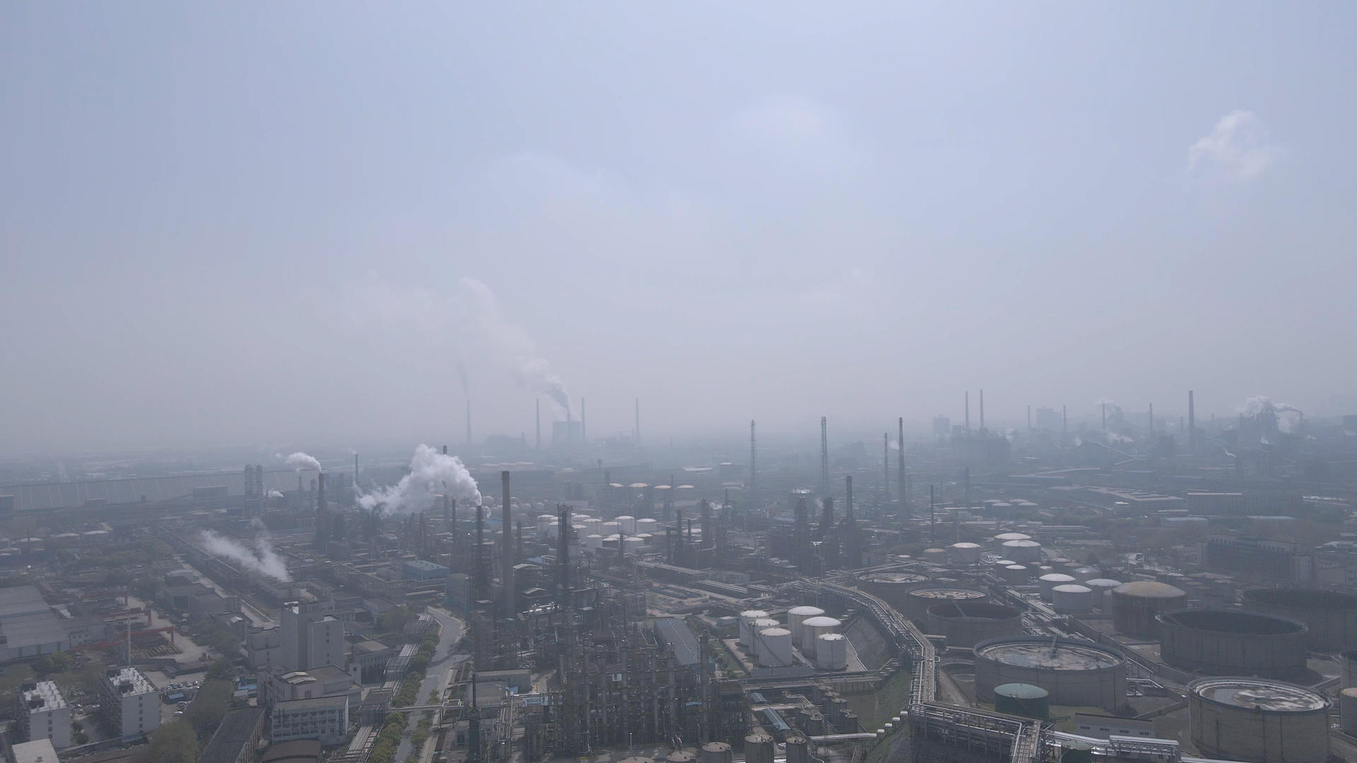 航拍石化生产能源环保4k工业素材视频的预览图