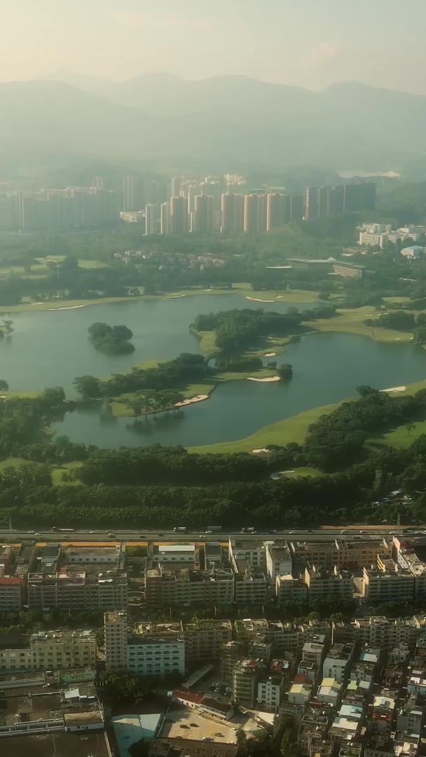深圳龙岗中高尔夫球场清晨大雾蒙蒙航拍朦胧视频的预览图