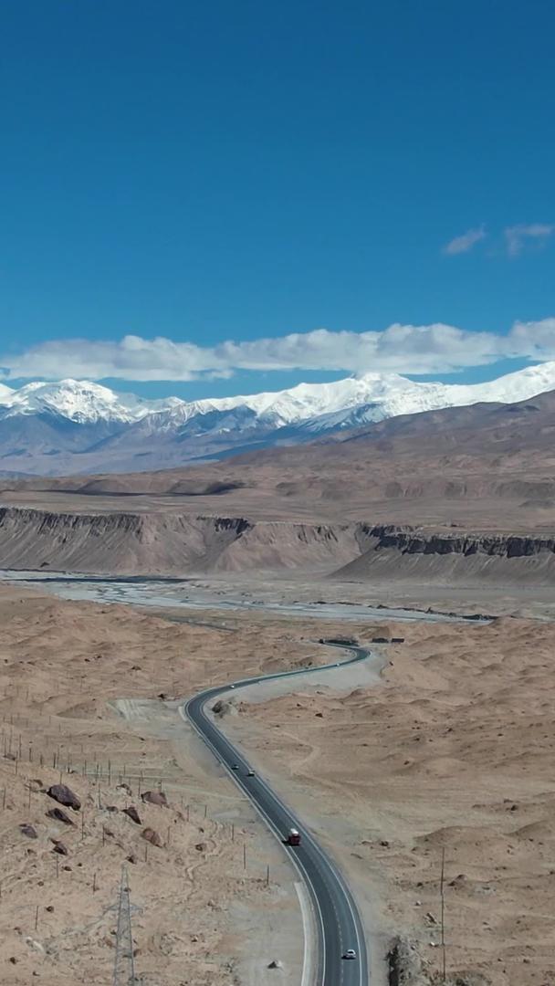 新疆帕米尔高原昆仑山雪山与中巴友谊公路友谊公路视频的预览图