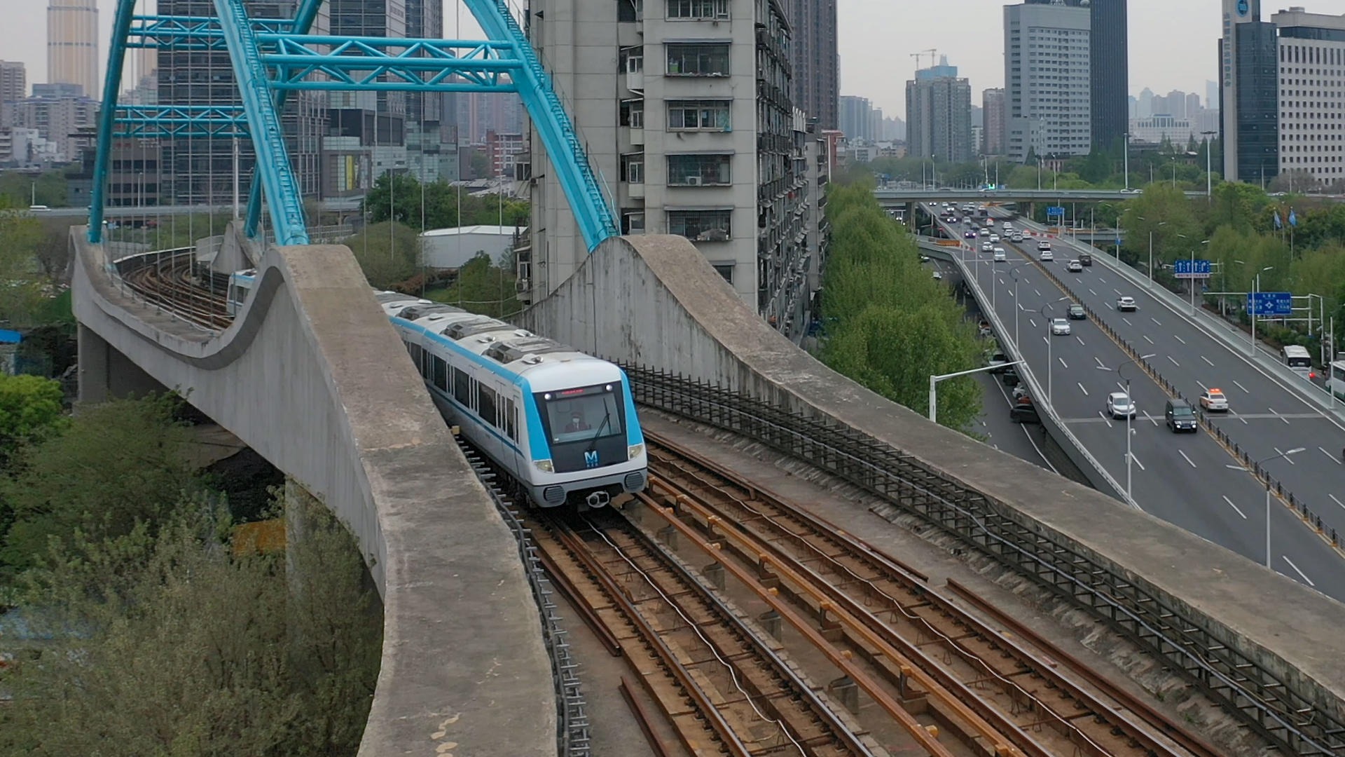 航拍城市立体轨道交通列车轻轨行驶4k素材视频的预览图