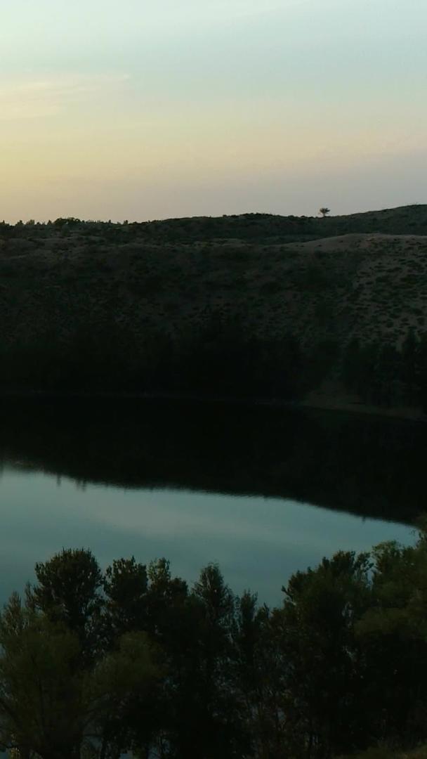 沙漠湖水日落航拍视频的预览图
