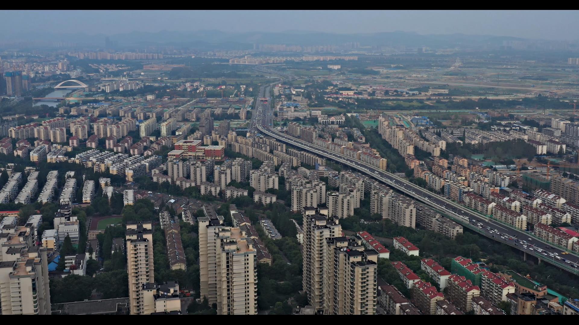 城市车流航拍4K黄昏视频的预览图