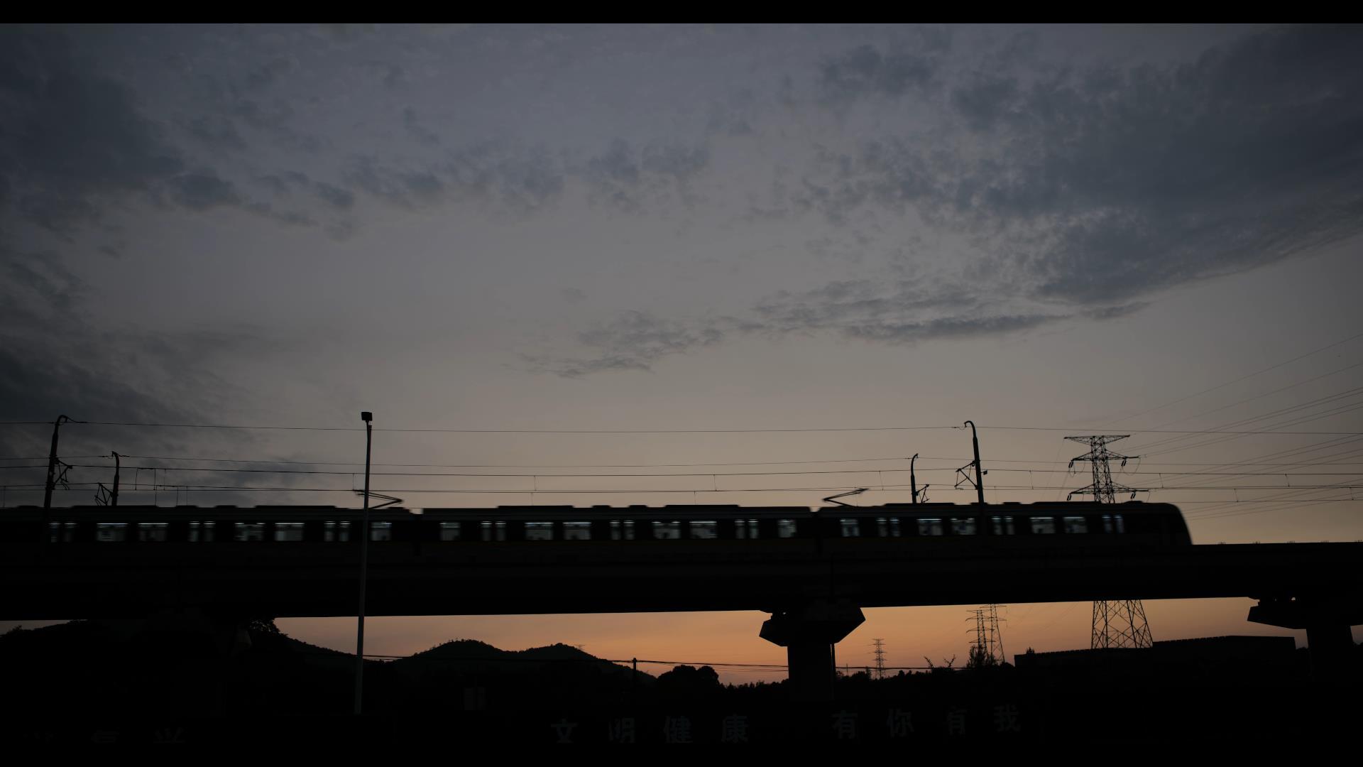 城市地铁4K视频实拍黄昏落日剪影视频的预览图
