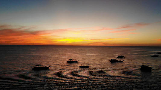 海湾夕阳下的蜘蛛船视频的预览图