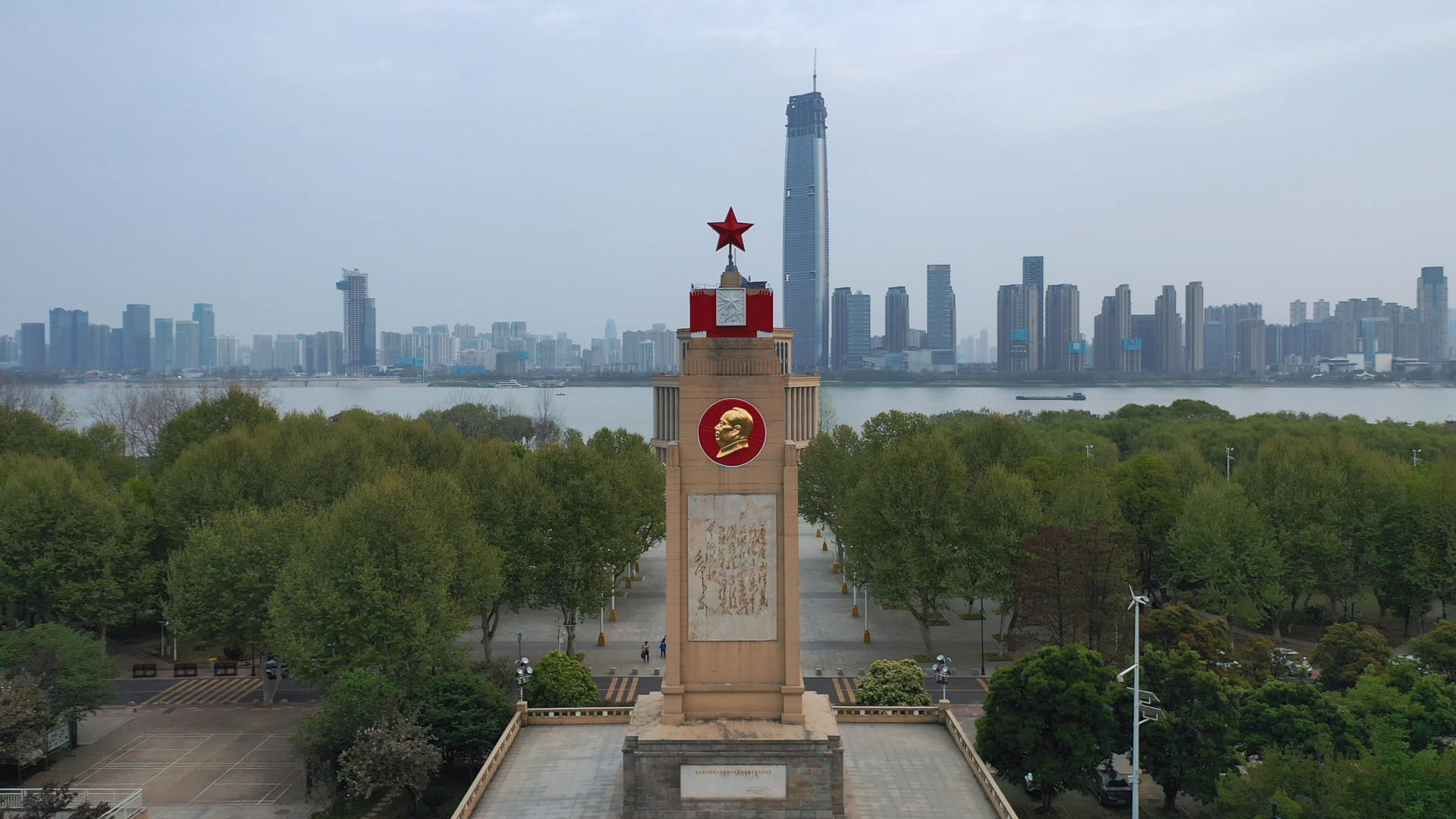 航拍毛主席题词的武汉城市英雄纪念碑地标建筑4k素材视频的预览图